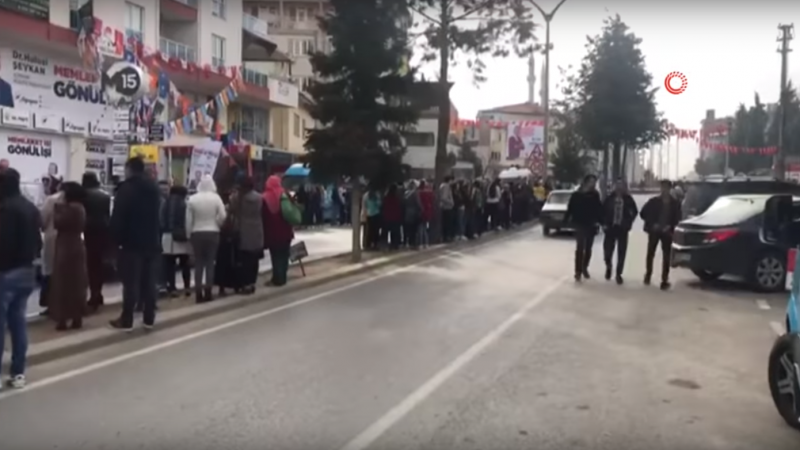 土耳其西部6.4地震 深度仅10公里民众惊慌(视频)