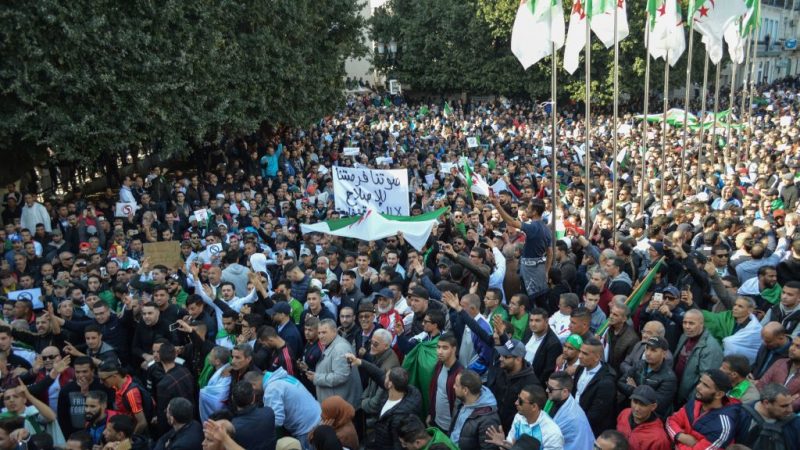 抗议总统在位20年求5连任 阿尔及利亚爆警民冲突