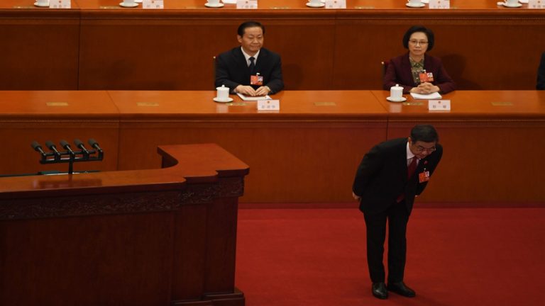 詭異：習近平不理周強鞠躬 王岐山不聽兩高報告