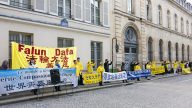 习近平访法 法轮功学员中使馆前集会反迫害