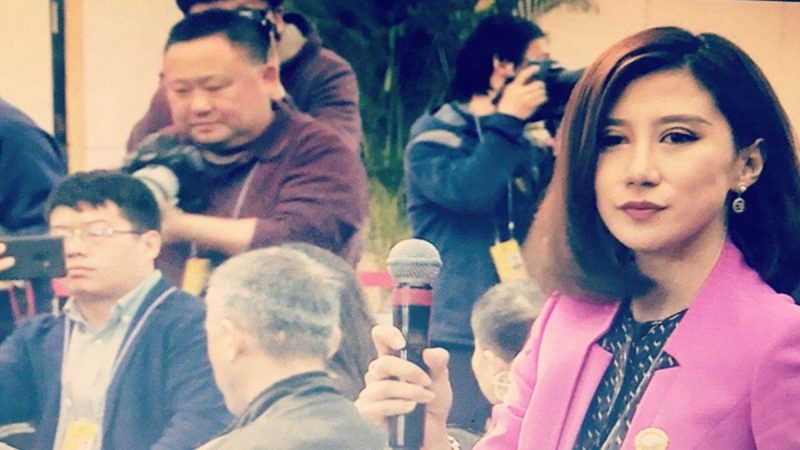 女记者“翻白眼”重创海外党媒 40余家停刊