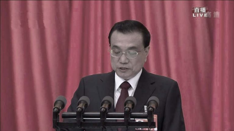 24次提風險 李克強讀政府報告罕見擦汗數十次