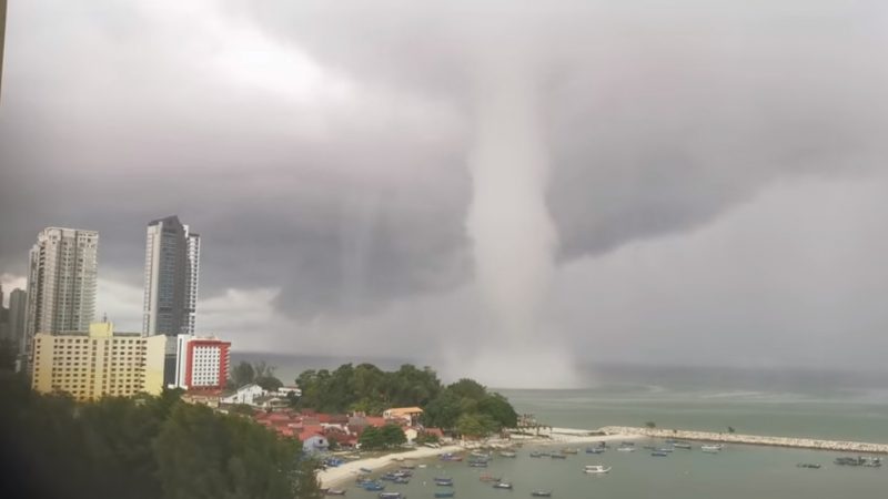 巨大水龙卷强袭大马槟城 瞬间摧毁50间房屋
