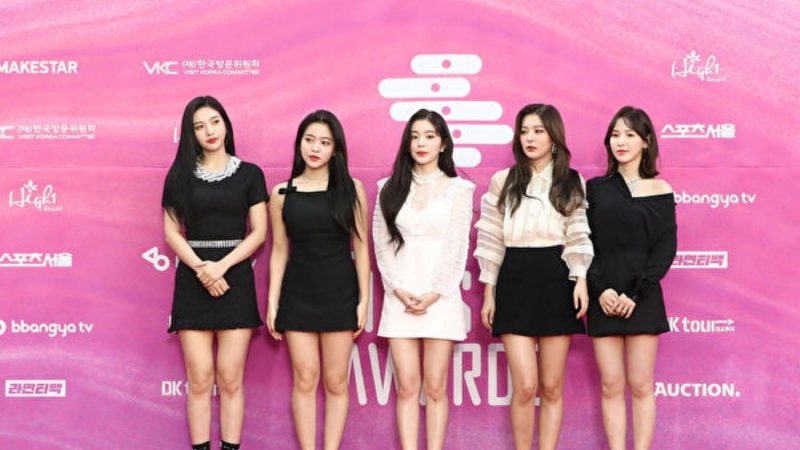 Red Velvet首访越南 粉丝拿五色除尘撢子迎接
