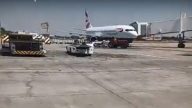 地面拍到飞机空中起火 津国客机安全降落首都