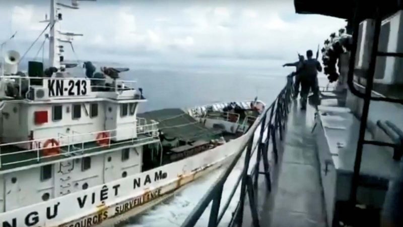 印尼军舰拦非法捕渔船 遭越南海警船冲撞