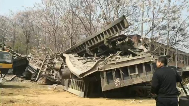 火車脫軌壓毀河南民房 釀4死2失聯