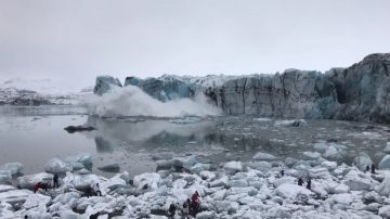 冰島冰山突崩塌 掀巨浪遊客驚逃