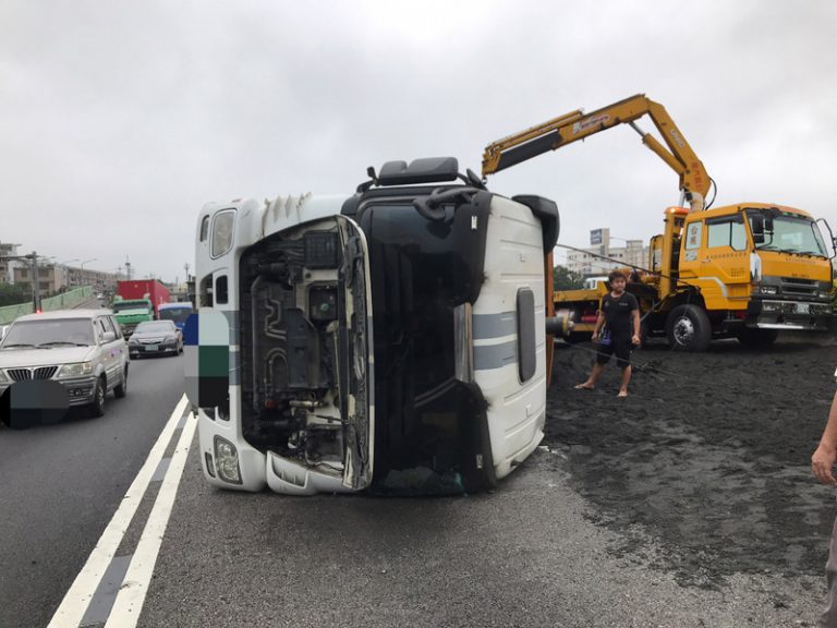 國道1號砂石車翻覆 占用4車道車流回堵10公里