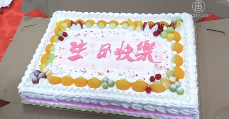 台灣會館老人中心3、4月慶生 獅子會發玩具