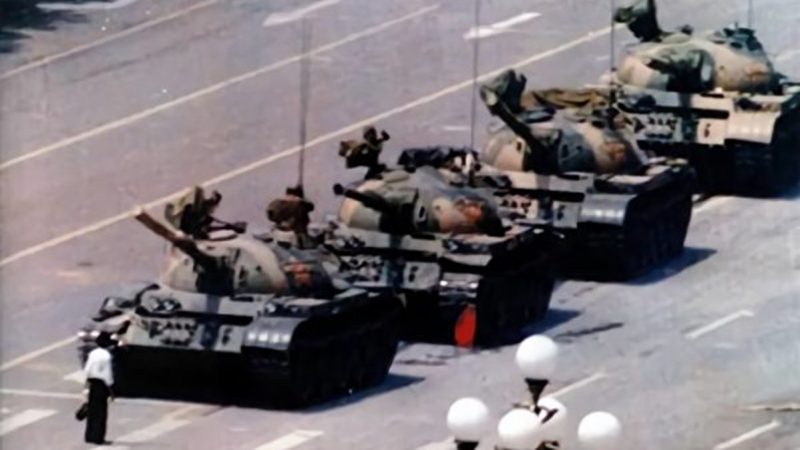 美媒曝光记者拍摄“坦克人”的惊险过程