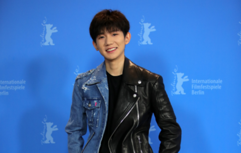 換了新髮型卻罩著頭 TFBOYS王源：怕粉絲笑我