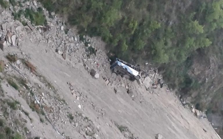 印度巴士墜喜馬拉雅山區 至少10死多人傷