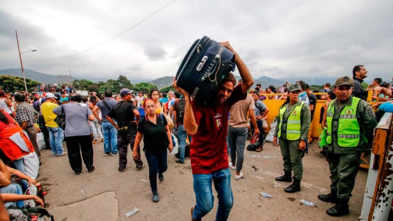 痛苦指数蝉联第一 委内瑞拉300万人大逃亡