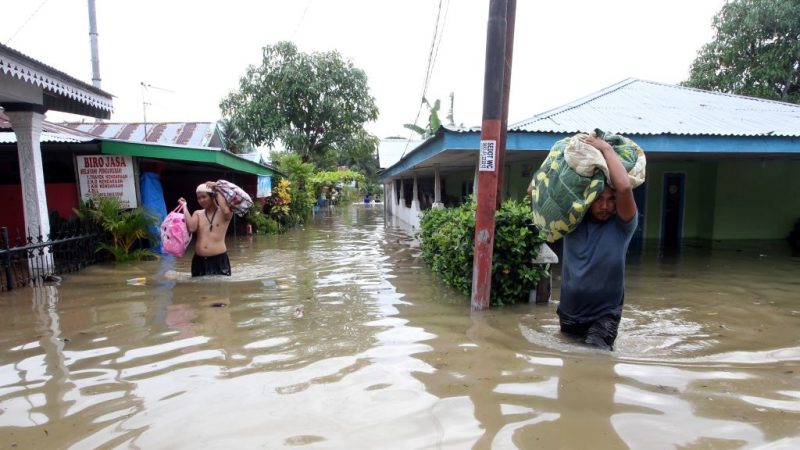 印尼豪雨土石流酿17死 撤离1.2万人