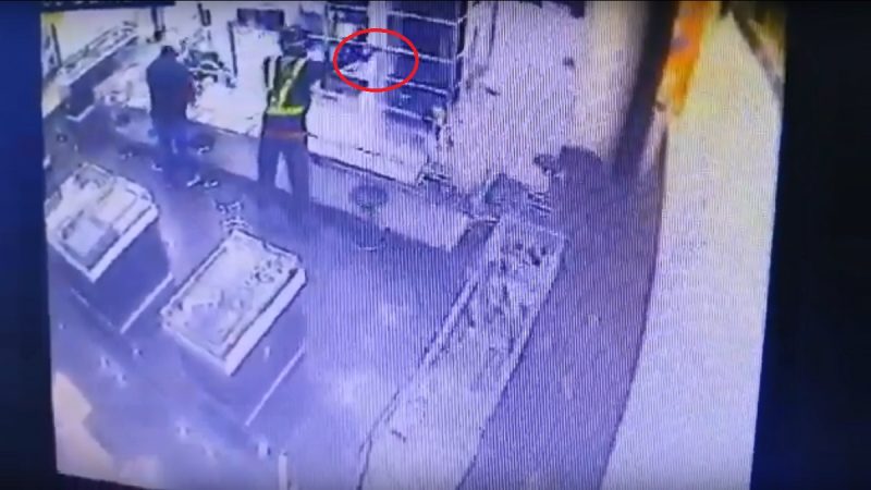 4歹徒持枪闯金店 马国华裔店员遭枪杀(视频)