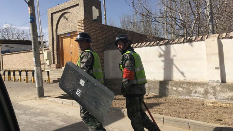 新疆一警察逃往德國 揭中共監獄酷刑內幕