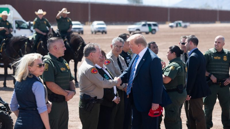 川普赴边境视察新墙 警告墨西哥控制移民