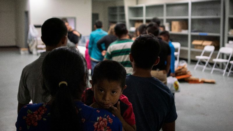 美边境发现3岁弃童 对低龄移民识别指纹