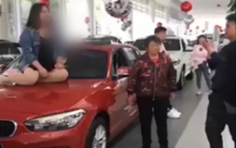 車頂維權 江蘇女4S店坐塌寶馬引擎蓋 商家報警