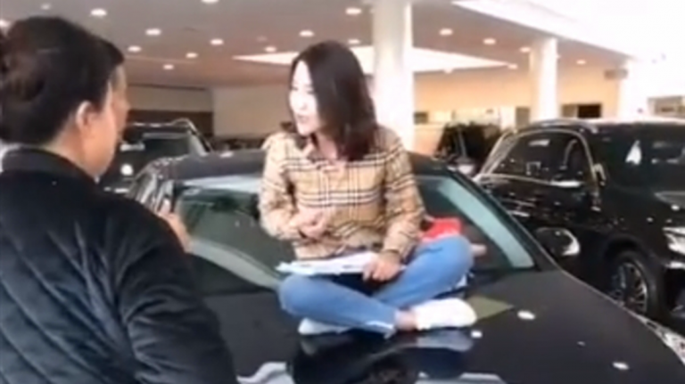 又一起奔馳女維權 蘭州女車主坐車頂抗議