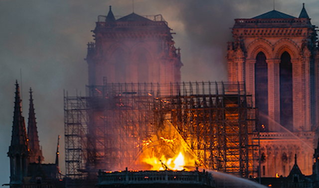 巴黎聖母院大火 烈焰中驚現耶穌身影？（組圖）