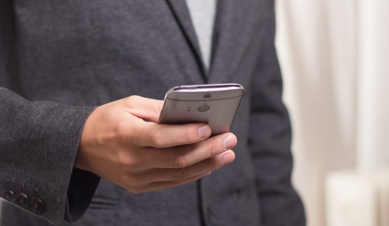 中國留學生以假換真騙千支iPhone  被訴詐騙面臨遣返