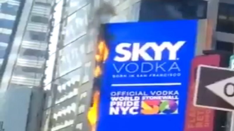 纽约时报广场广告看板起火 已扑灭未传伤亡