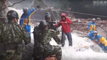 九州强降雨 逾200人困屋久岛 救难人员协助下山