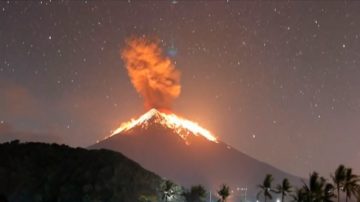 印尼阿貢火山再噴發 島上火山灰瀰漫