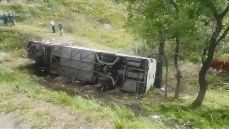 俄罗斯载48名中国游客巴士翻车 至少2死19伤