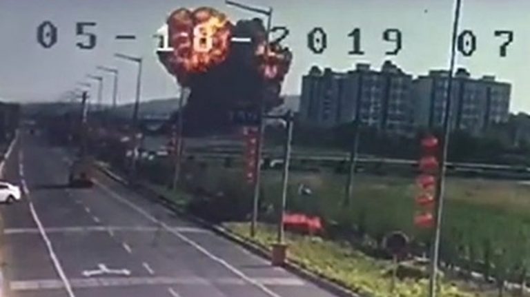 又一中共軍機墜毀現場慘烈 兩飛行員生死未明