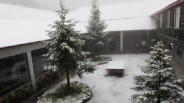 奇景！立夏刚过 重庆一景区落雪10小时