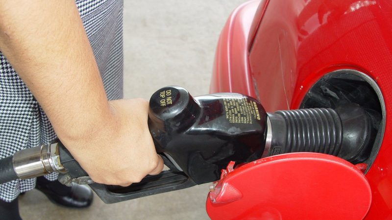 卑诗省油价猛涨 民众排队赴美加油
