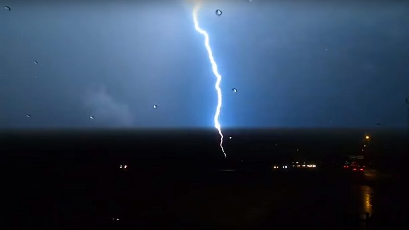 驚人！德州風雨交加 8秒11道閃電同「劈」在一點
