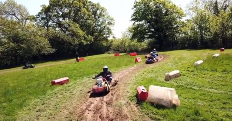 英國割草機錦標賽 草地上的F4賽車