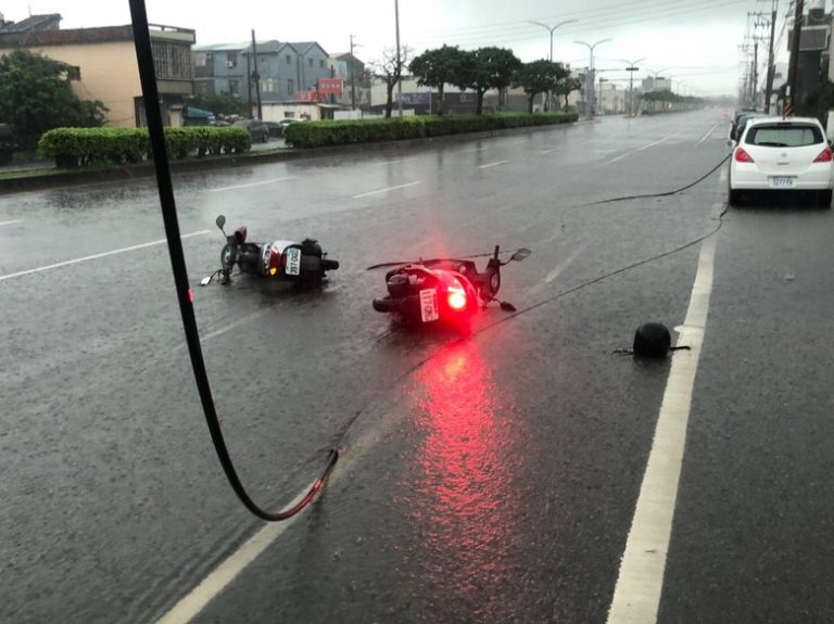 強降雨往南移 台中電線掉落民眾觸電命危