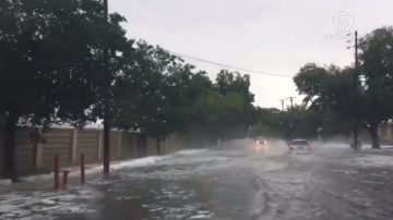 暴雨加冰雹 北加州斯托克頓街道現「冰河」