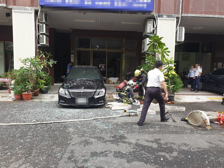 高雄包裹爆炸釀一命危 警逮一男一女(視頻)