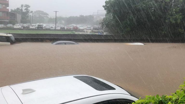 雨炸新竹！大雷雨護城河變汪洋一片