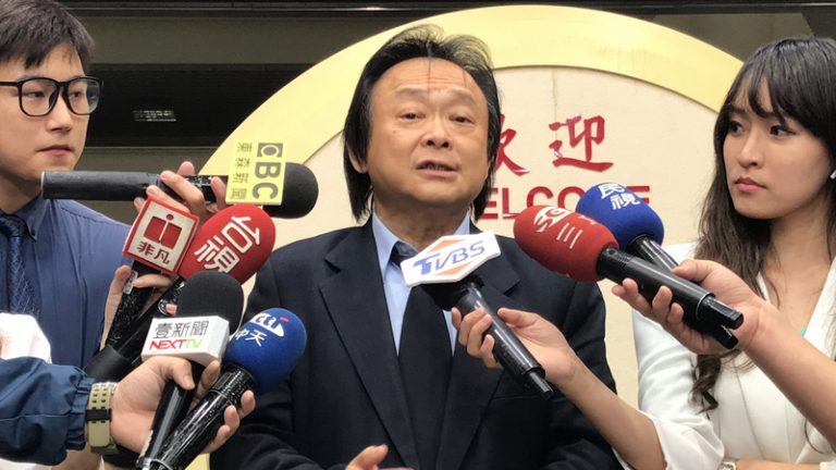 藍委紛與王世堅合照 「沒除習」唱出中國年輕人心聲