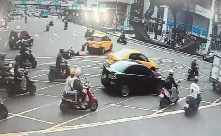 基隆車禍 司機肉身擋車2人壓車底