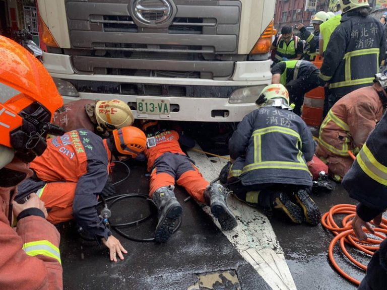 砂石車疑轉彎未注意 新北女騎士受困車底