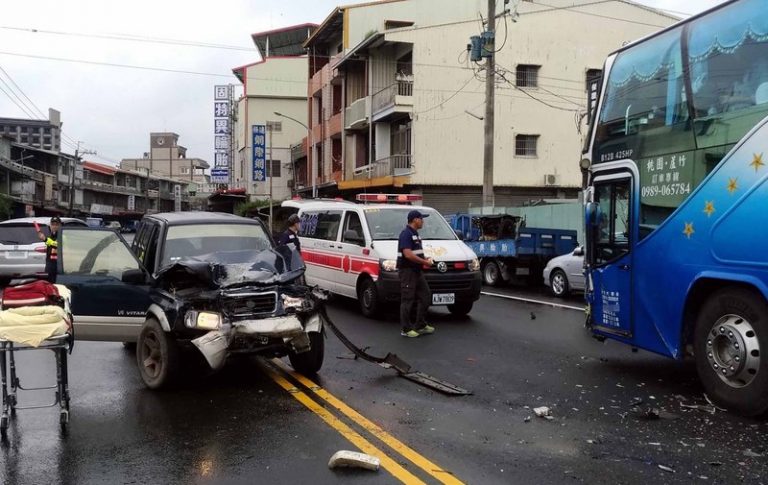 阿里山公路遊覽車與吉普車相撞 1駕駛命危