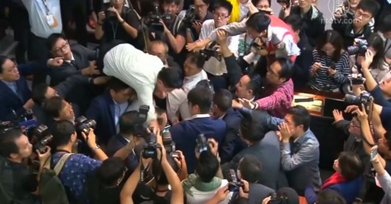 【禁聞】反引渡惡法 港泛民議員力阻建制派會議