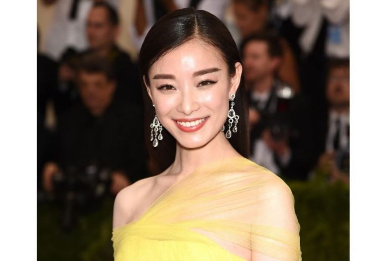 看著面前小龍蝦卻不能吃 時尚達人倪妮直撓頭