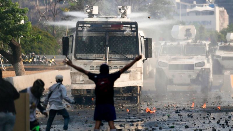委内瑞拉冲突加剧 1女中弹身亡27人伤