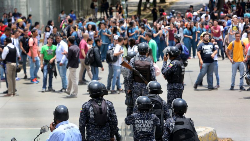 委内瑞拉局势转缓 瓜伊多吁在军事基地和平示威