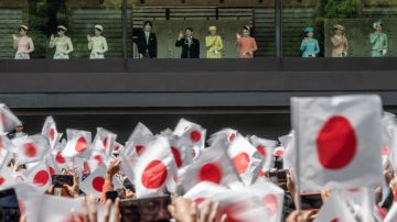 日王德仁接受朝賀 人潮從王居排到東京車站