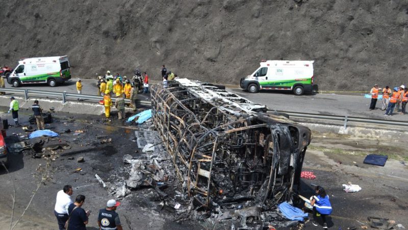 墨西哥死亡车祸 烈焰吞噬巴士至少21死30伤